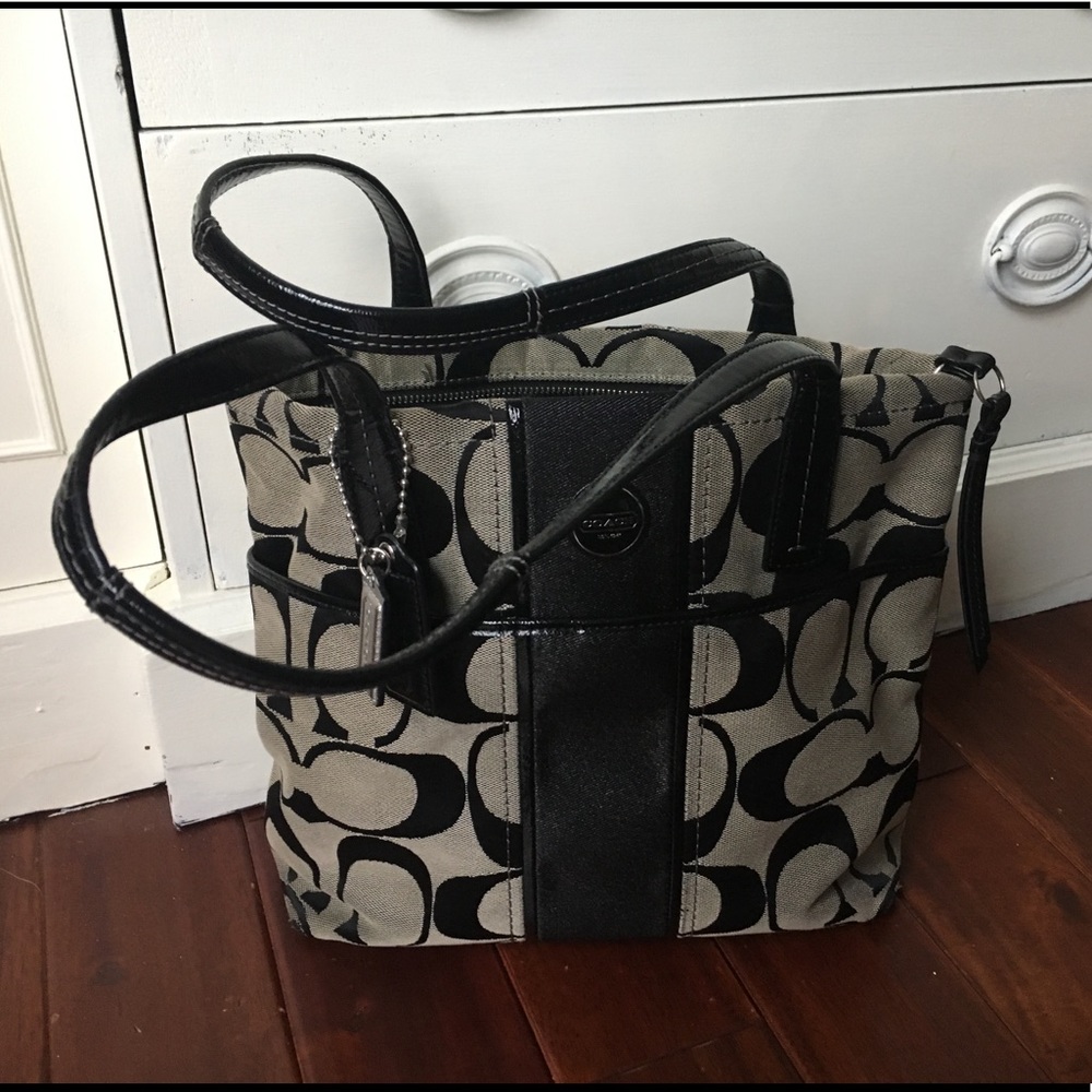 SOLD!! Great condition Coach Signature Purse!!